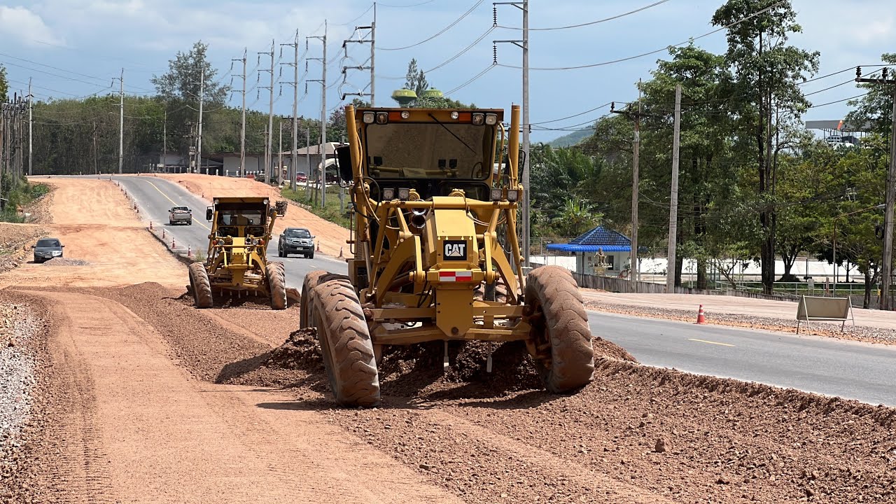 2 Motor Grader CAT Mixing crushed rock มิกซ์หินคลุก ใช้เกรดเดอร์ 2คัน