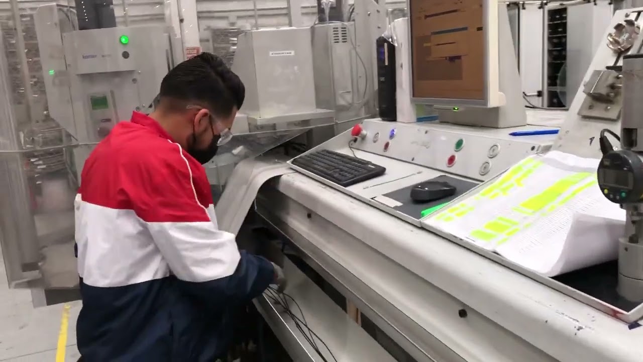 Operación de Máquina Komax actualmente (Operador) Luis Enrique Pichardo.