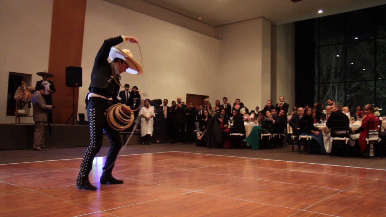 Ricardo Zamudio floreando durante la Coronación de Daniela 1, en la Asociación Nacional de Charros.
