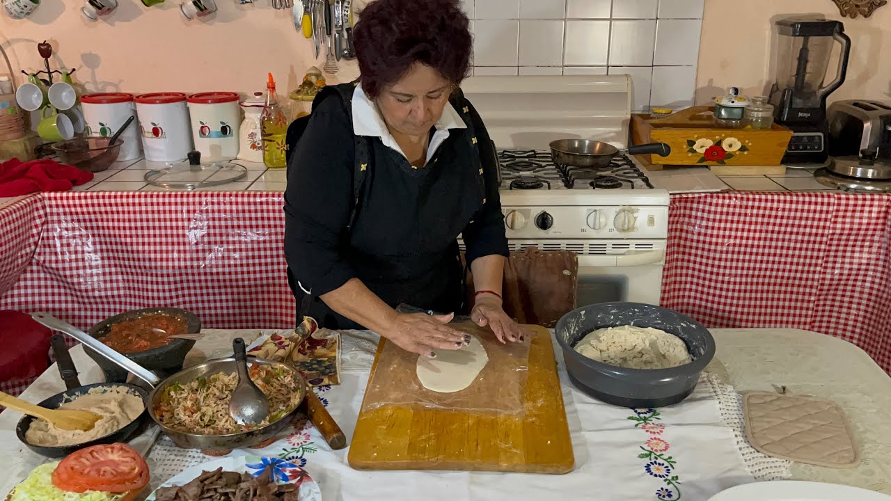 La Mejor Receta de  Huaraches De Asada y Deshebrada con Frijolitos!