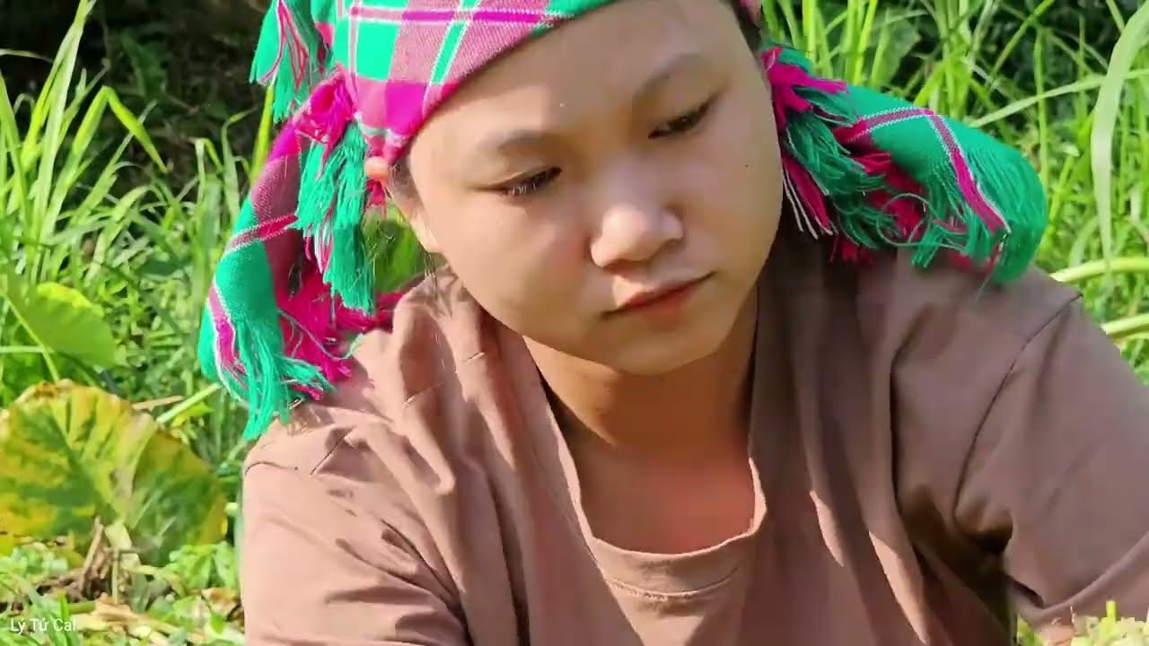Timelapse : The life of a poor girl harvesting and selling agricultural products for money