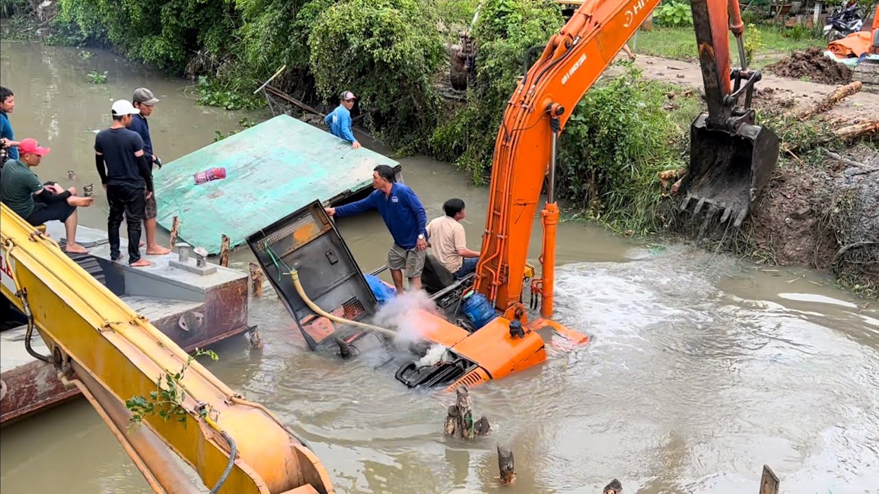 Xe cuốc 05 chìm phà tự cứu lấy mình lên bờ