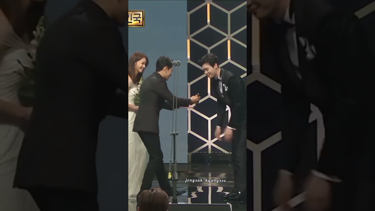 Korean award show⚘...jungsook getting the award🤗🤗