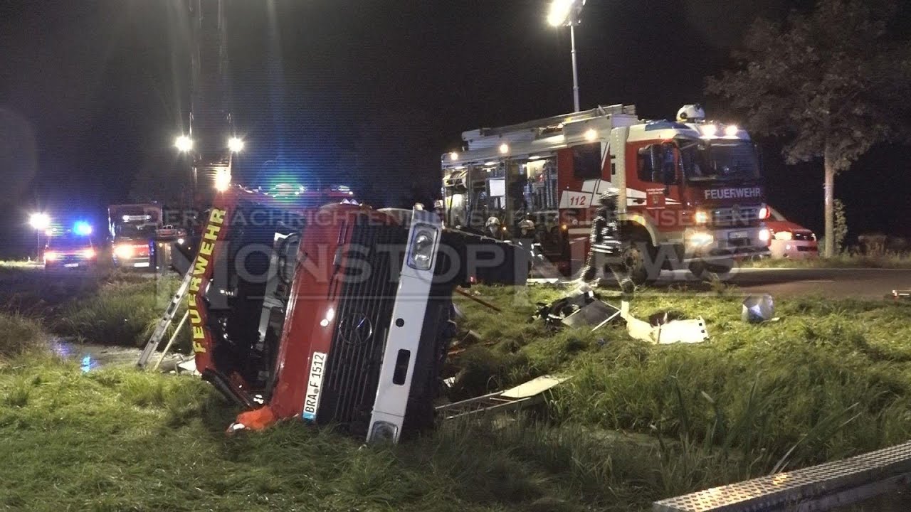 Feuerwehrfahrzeug &uuml;berschl&auml;gt sich | NonstopNews