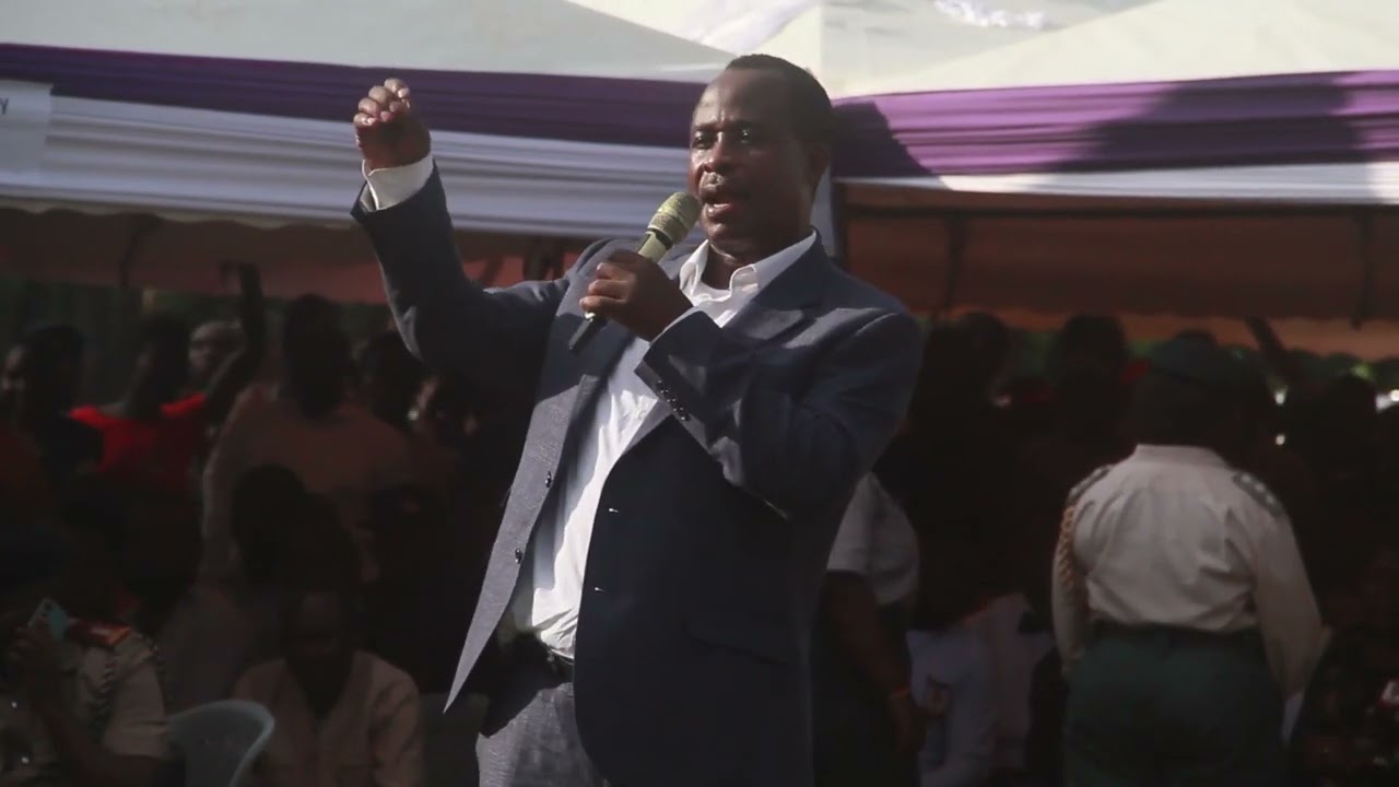 Достопочтенный Стив Могака демонтировал Matiang'i Over аэропортов Сунека и Сиронга, направив отря...
