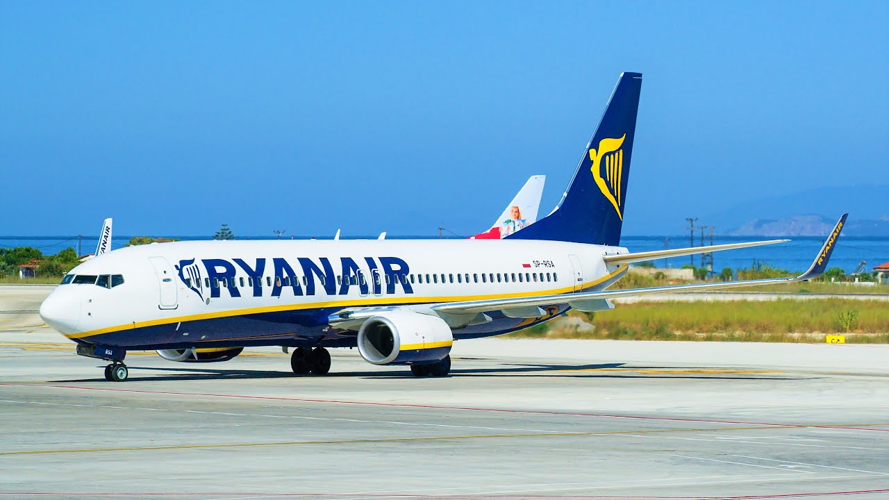 RYANAIR LANDING IN PRAGUE  | BOEING 737-800 SP-RSA |