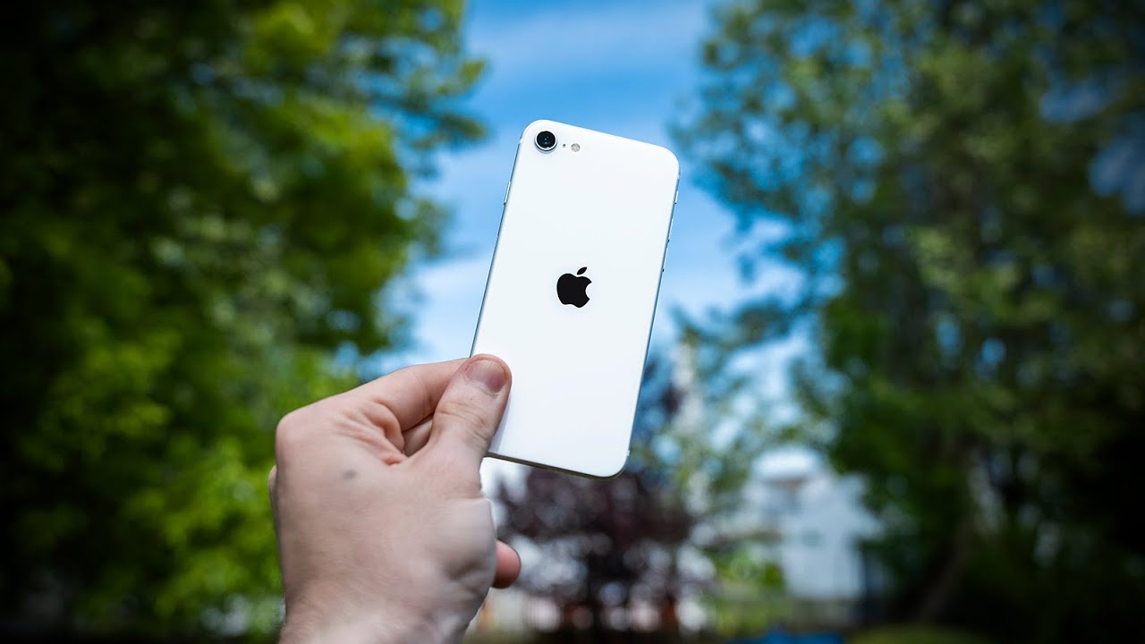 iPhone SE (2020) One Month Later | NOTHING Else Can Compete!