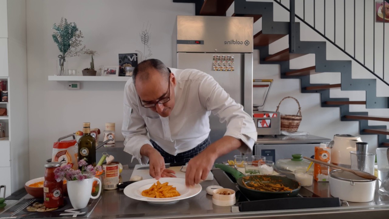 In cucina con Simone Salvini: Pasta di grano duro Cappelli, salsa di pomodoro e 