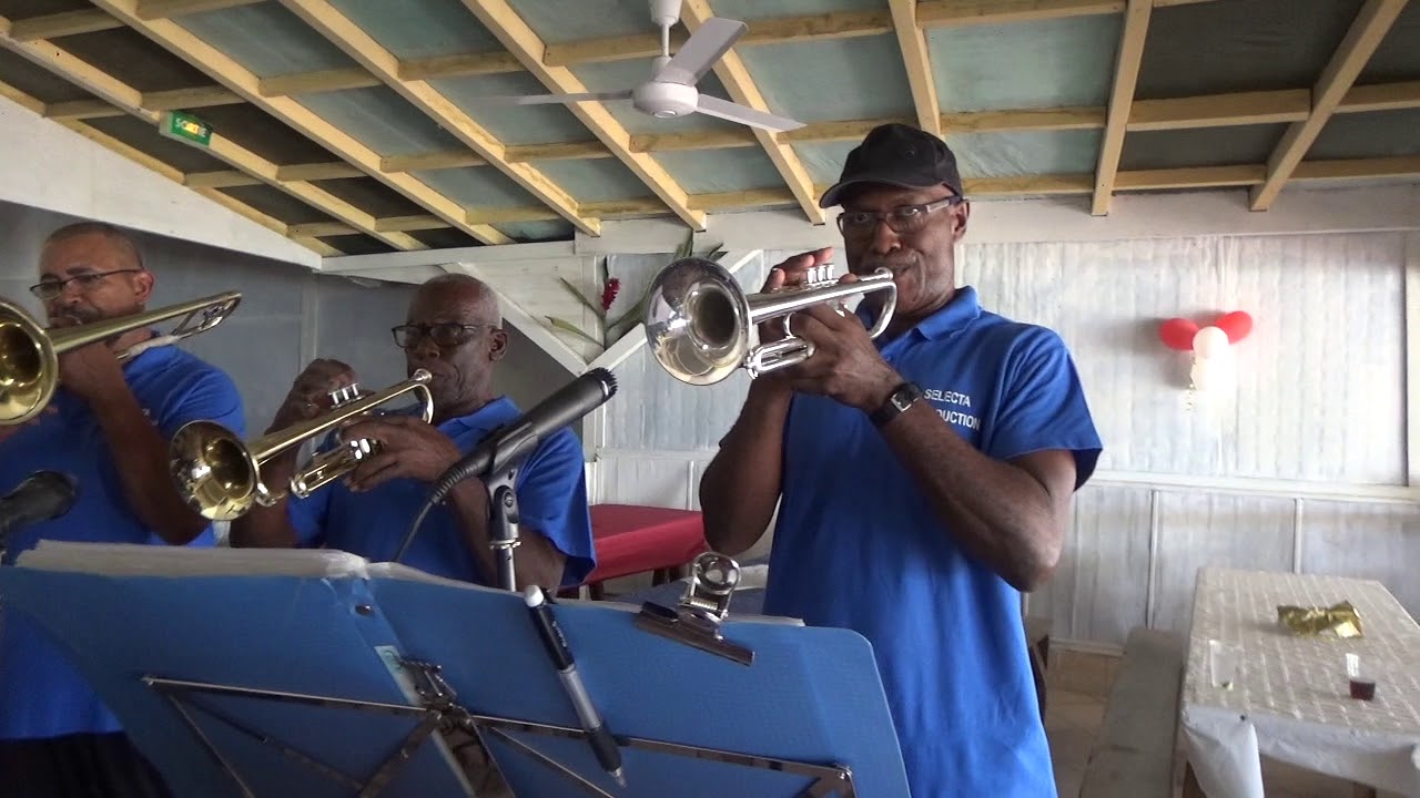 le groupe selecta production a fait  un son musicale dans salle d association a sainte rose