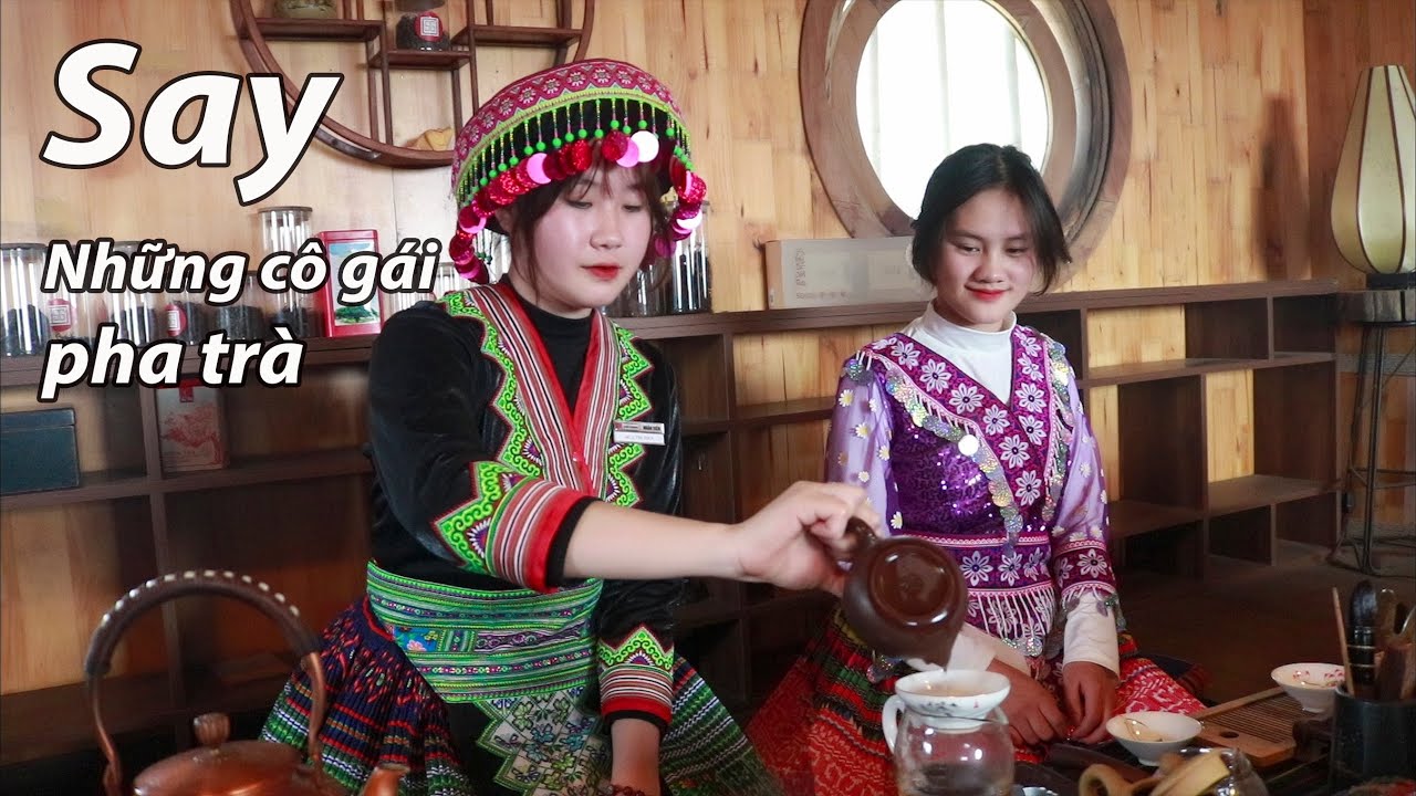 Những cô gái người Mông tuyệt đẹp phục vụ khách thẩm trà trên đỉnh Suối Giàng mờ sương