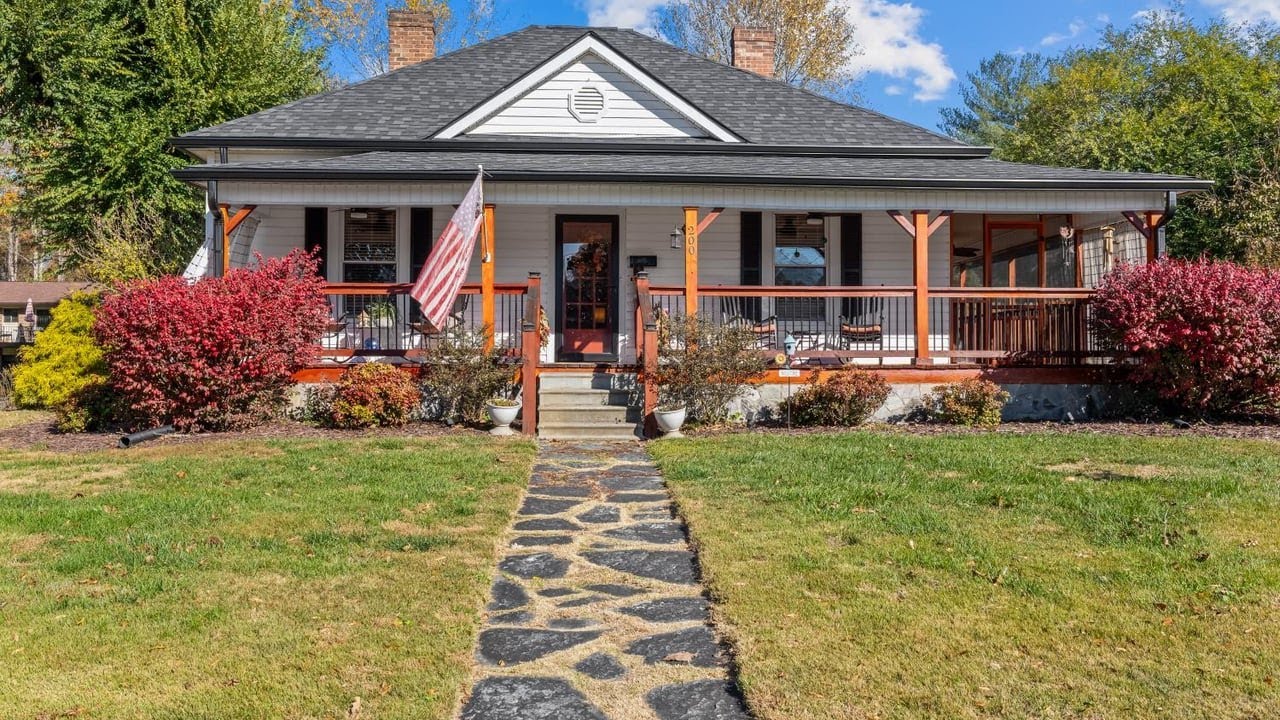 200 W Oakdale St, Mt Airy, NC