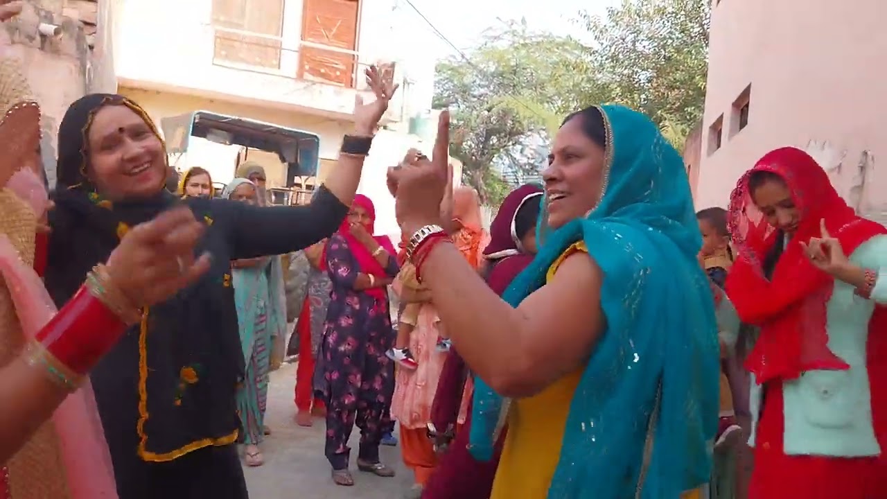 दोहरानी जेठानी बहू बेटी पोते की बहू ग्रुप डांस 