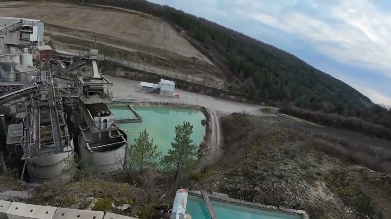 Der alte Steinbruch mit der Dji avata 2 erkunden 