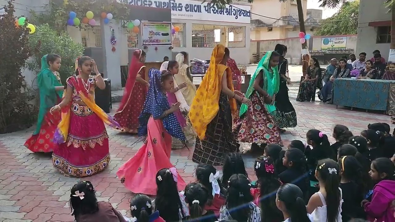 ધોરણ 6 અને 8 ની વિદ્યાર્થીનીઓ