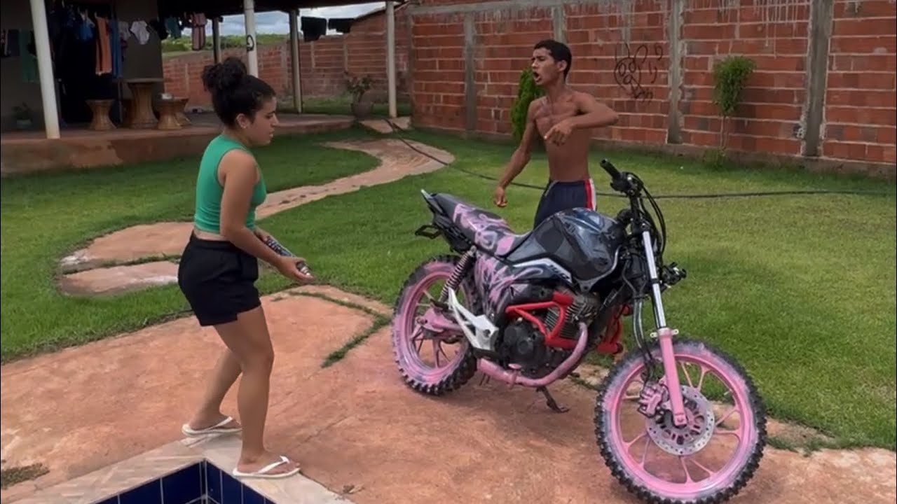 BRUTINHO FICA IRADO AO VER QUE PINTARAM SUA MOTO DE ROSA