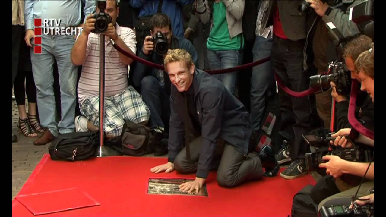 Atsma en Van Houten onthullen Gouden Tegels