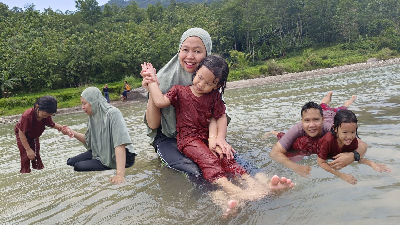 Nayyara Main air di sungai cipamingkis jonggol