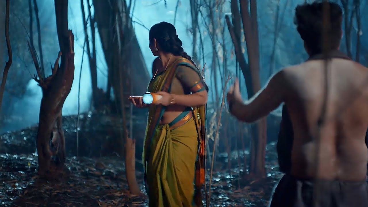 Mouna Guddemane Hot Sexy Shows Her Yummy Sideview Of Stomach Tummy Body Navel Hole Show In Saree
