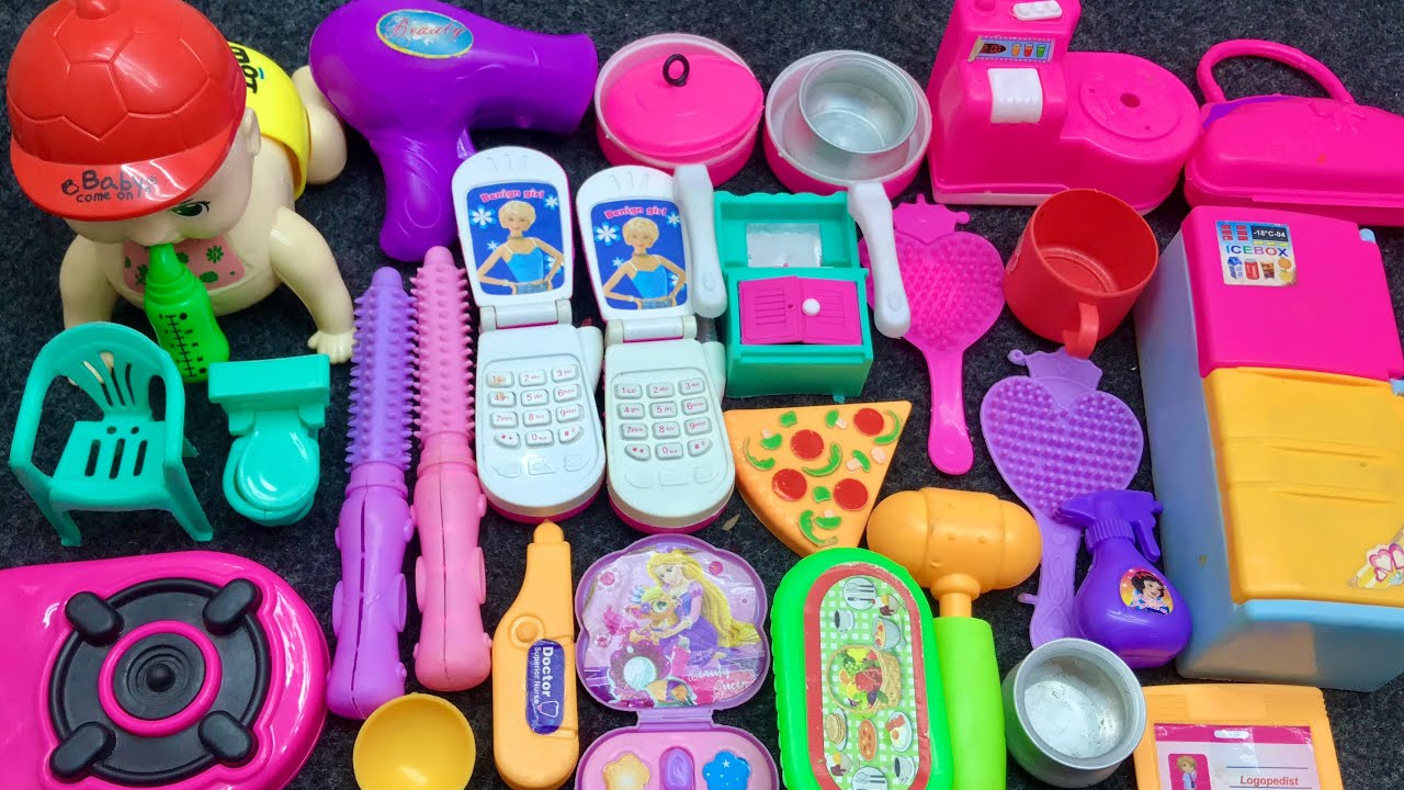 3:28 minutes of relaxing and satisfying unboxing of a cute Hello Kitty tiny mini kitchen set