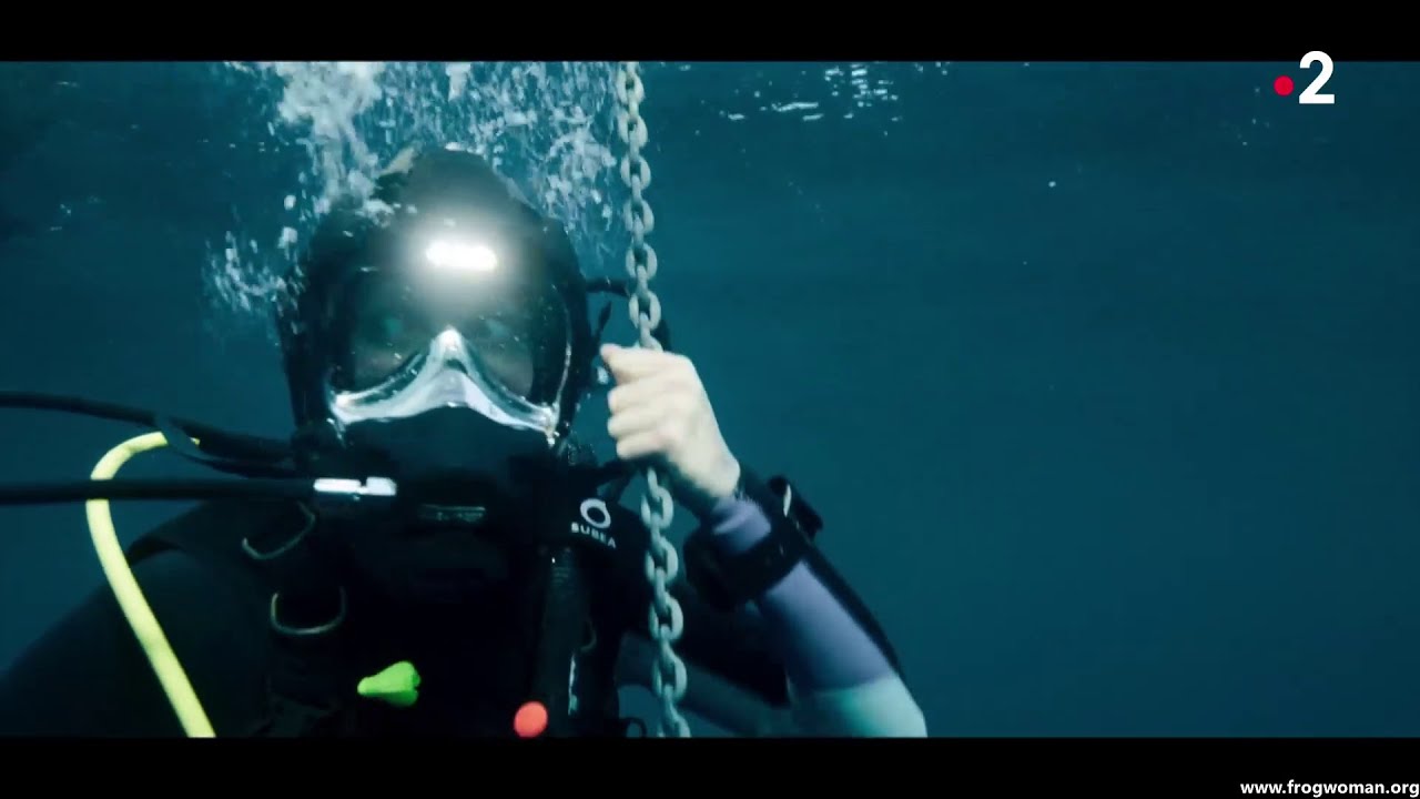 2 female divers, one male diver, a bomb, and mysterious underwater lights