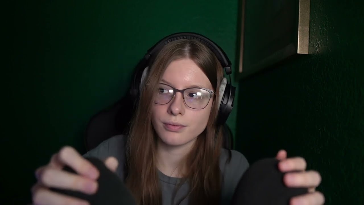 ASMR Mic Squeezing, Rubbing and Scratching with Gentle Tongue Clicking