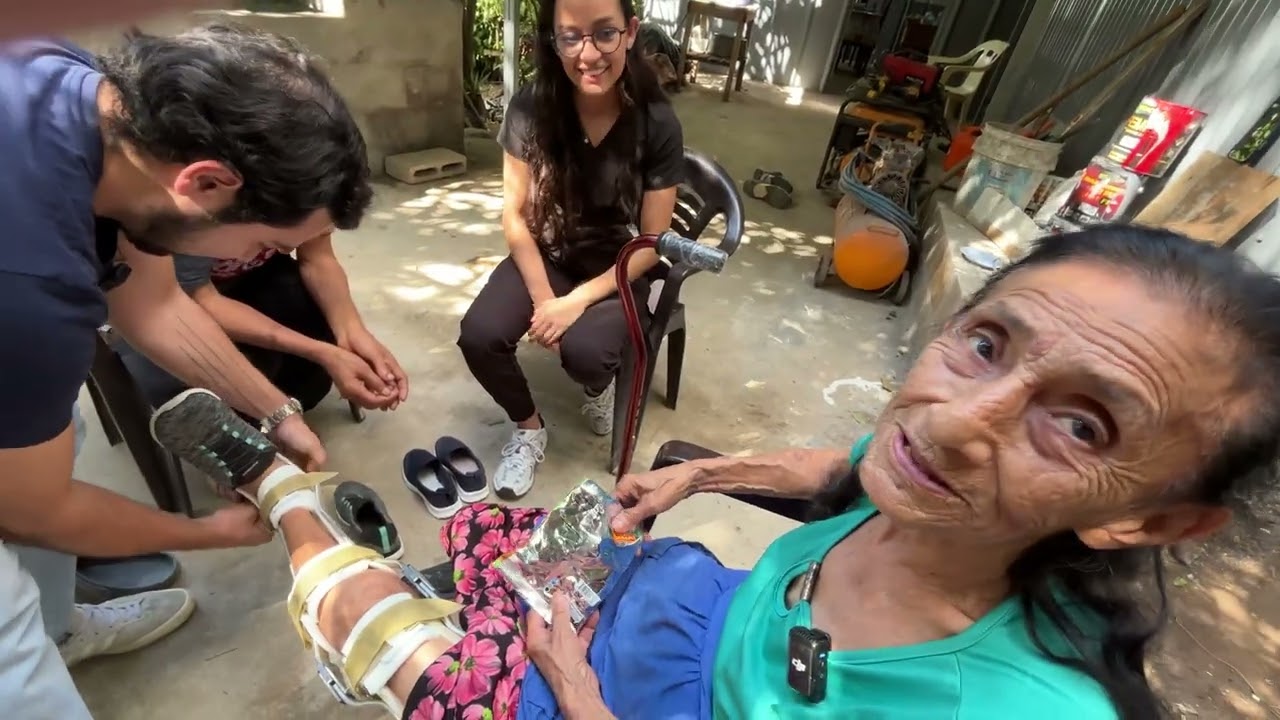 Prótesis de la abuela, miren los detalles 