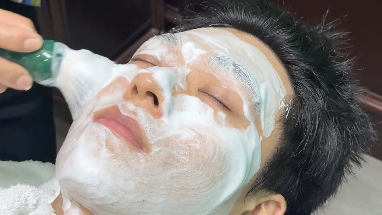 这位帅哥来自深圳，是一个ASMR解压主播，关注我好久了，这次专程来临沂找我体验老刀修面、拔鼻毛、跳三刀、放松按摩，享受了身心解压，疗愈的过程，ASMR助眠长视频