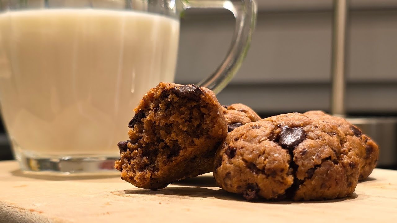 👉 These Tahini & Dark Chocolate Cookies Are Unexpectedly Addictive