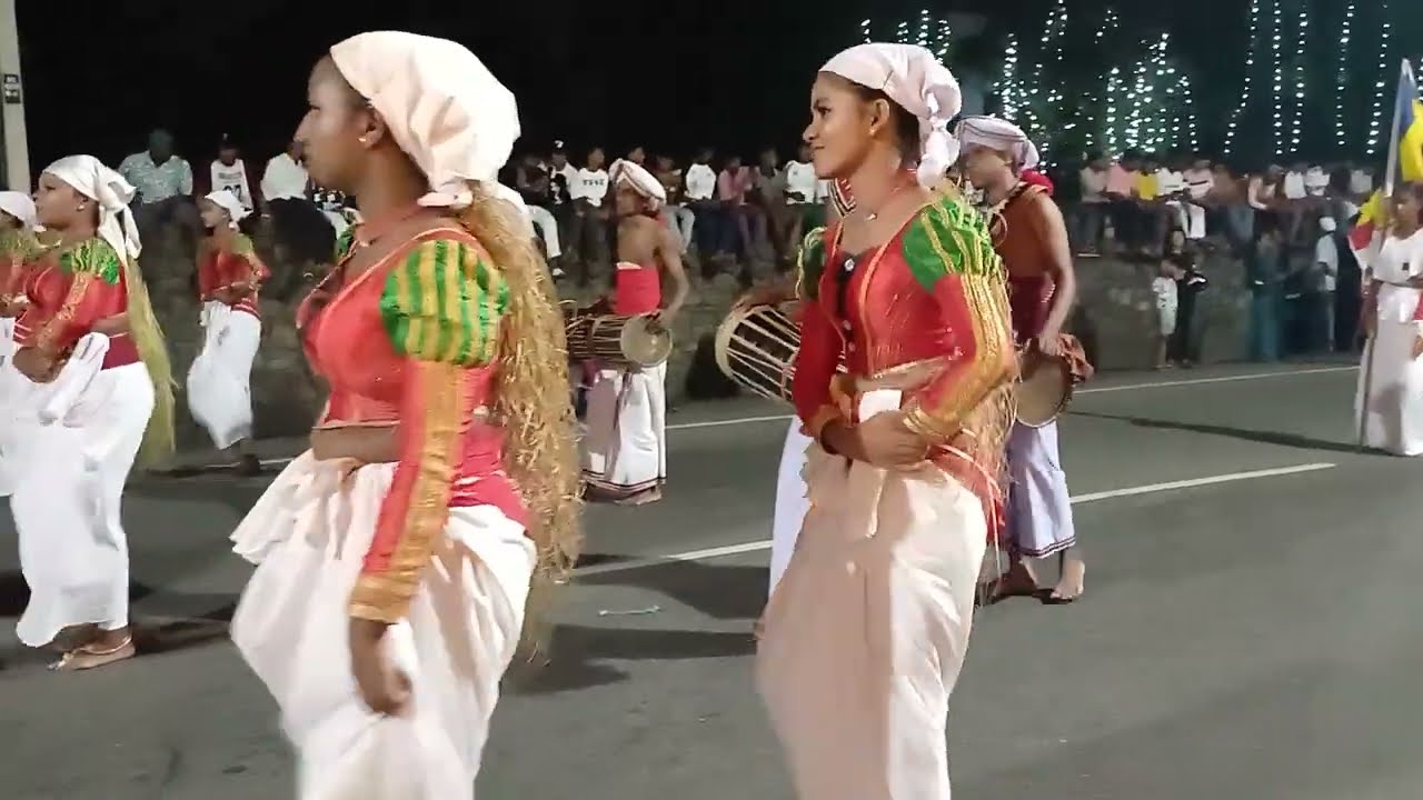 දුරුතු මහා පෙර හැර මුල සිට  අගටම ලග හිටියා වගේ නරබන්න එන්න ළමයිනේ 