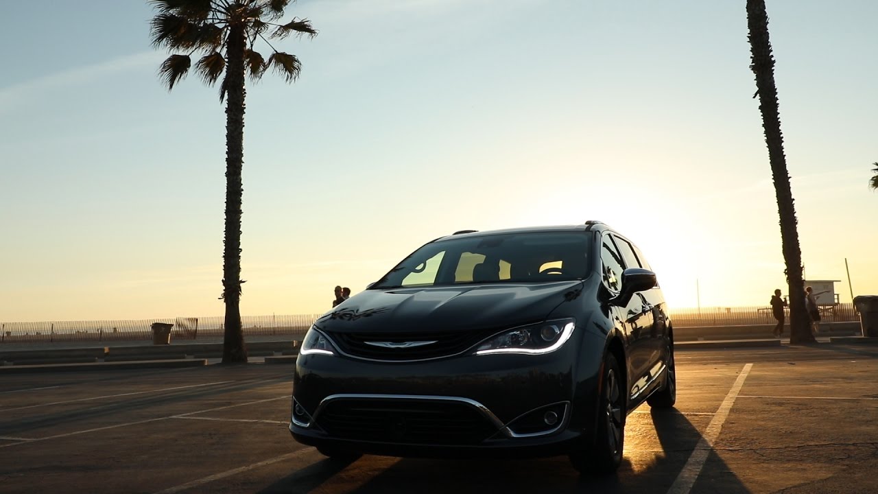 2017 Chrysler Pacifica Hybrid Running Footage