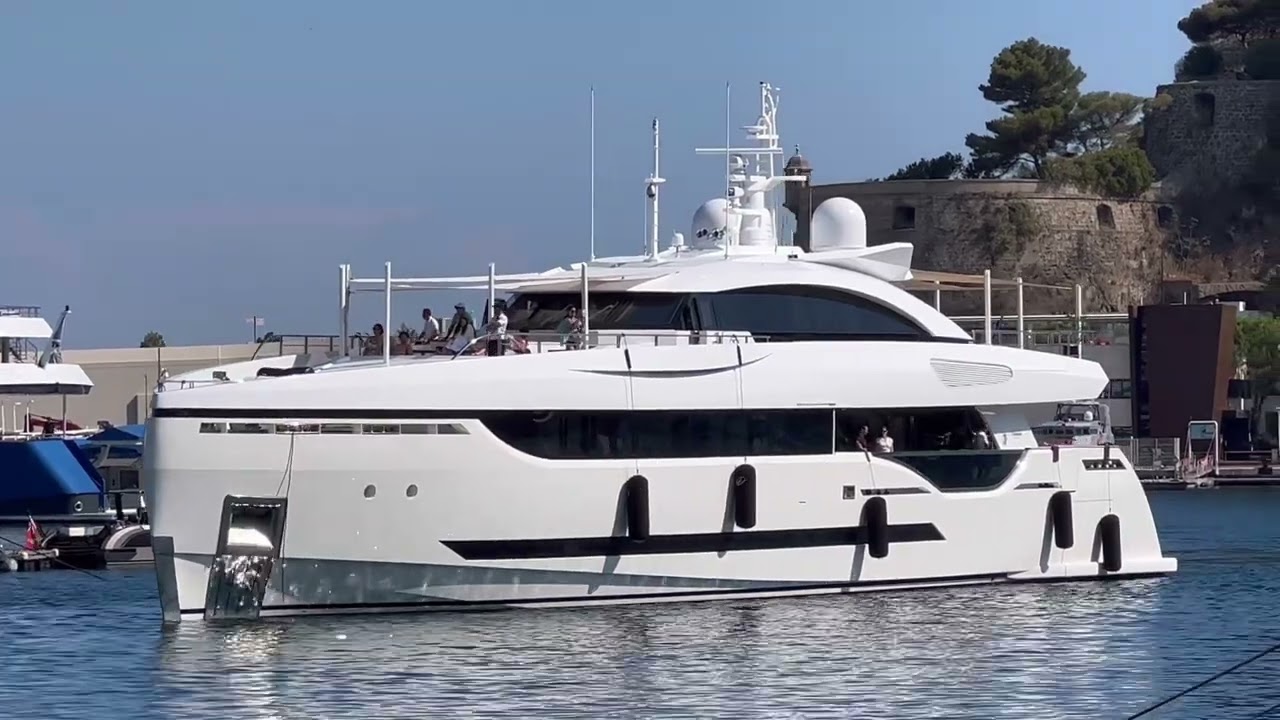 Mrs D•motor yacht built by the Italian shipyard Columbus Yachts. Docking in Monaco @emman25MC