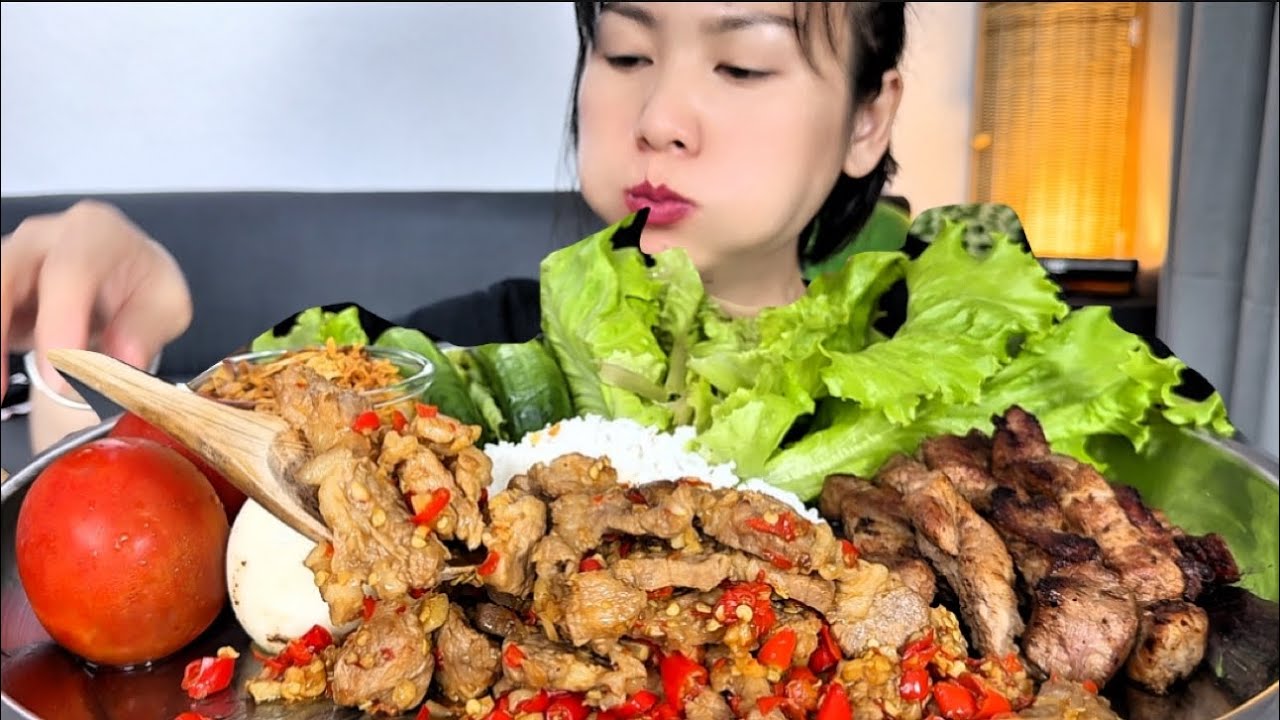 Thaifood ASMRหมูผัดพริกสดพริกเน้นๆกับสันคอย่างนุ่มๆอร่อยพุงStri-fried pork with chili MUKBANG SHOW