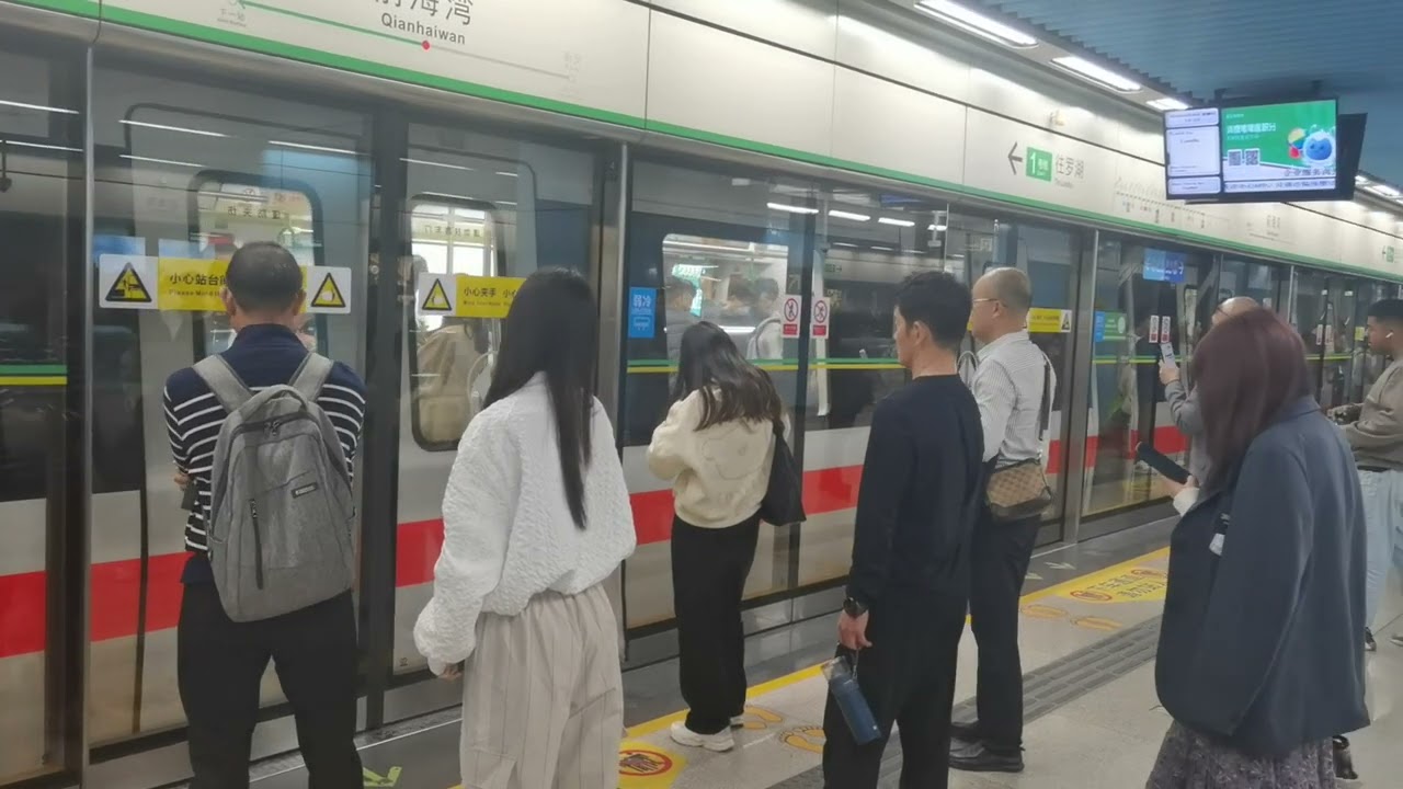 深圳地鐵1號綫西門子駛入及駛離前海灣站往羅湖