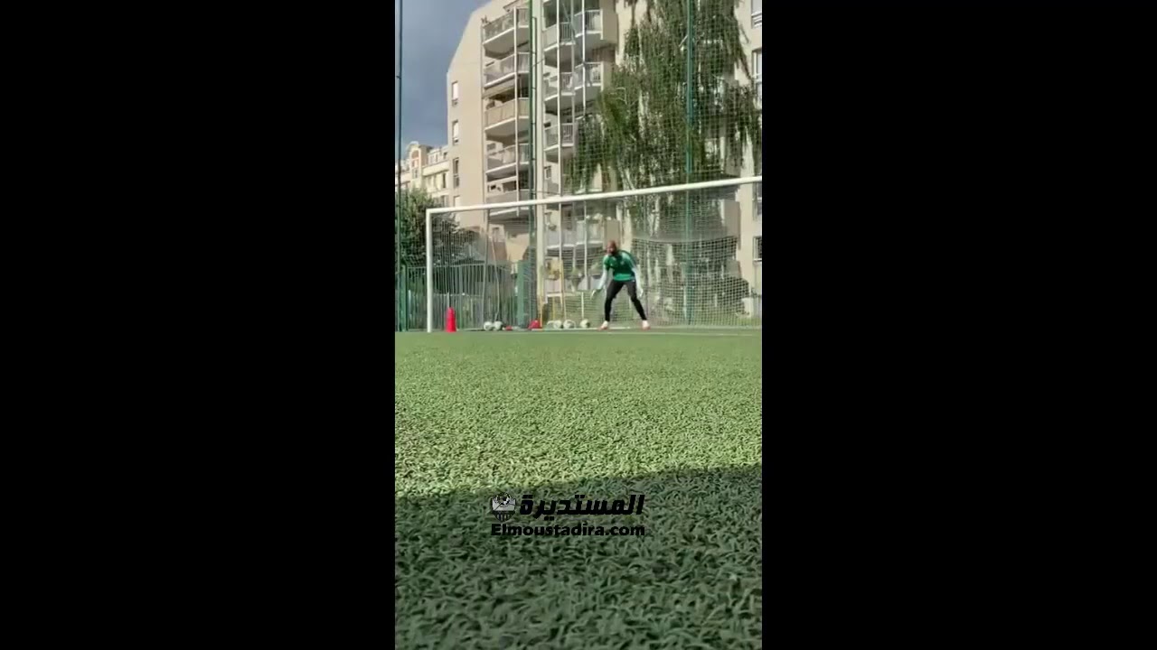 تدريبات حارس المنتخب الجزائري رايس مبولحي مع الحارس الدولي السابق محمد بن حمو