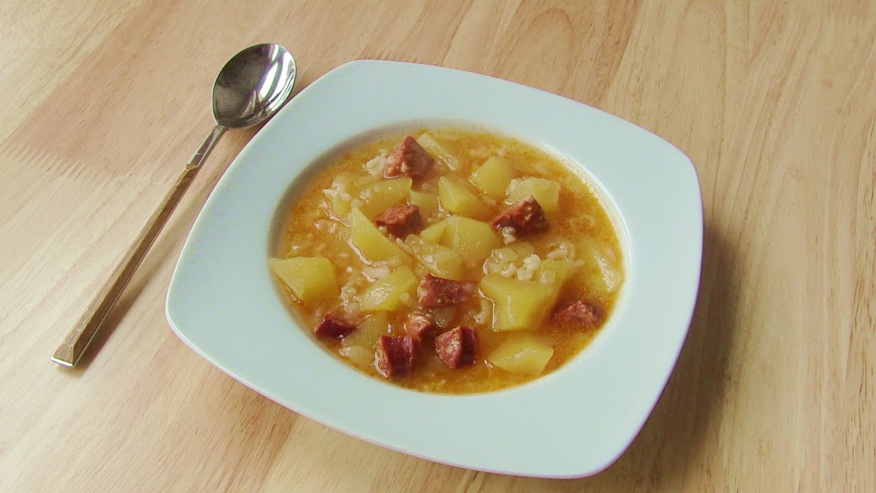 Patatas con chorizo y arroz, guiso casero