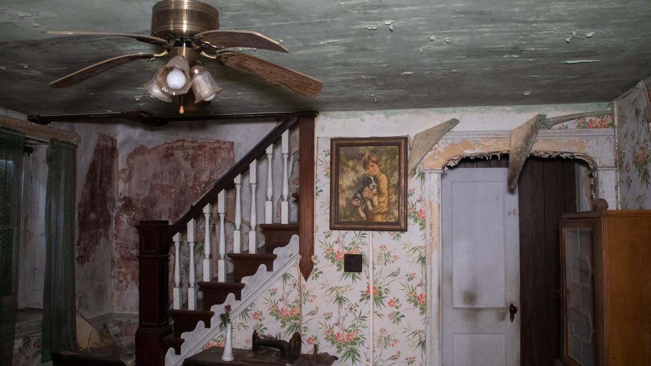 Untouched Abandoned 1960s House (Found Vintage Items)