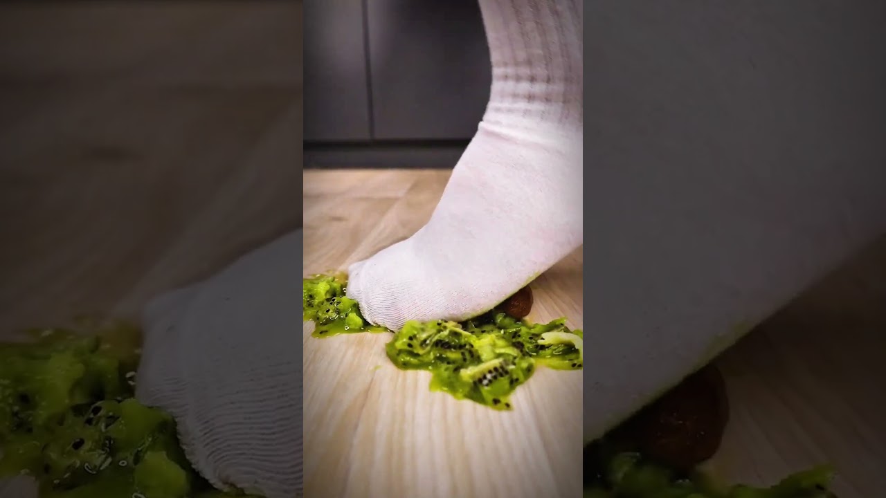 🧦Socks smash 🥝 Kiwi #asmr #oddlysatisfyingvideo #fruit