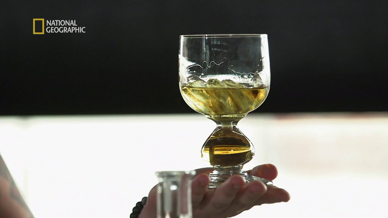 Zobacz, jak powstaje idealny alkohol dla nagich gwiazd rocka!  [Fabryki smaku]