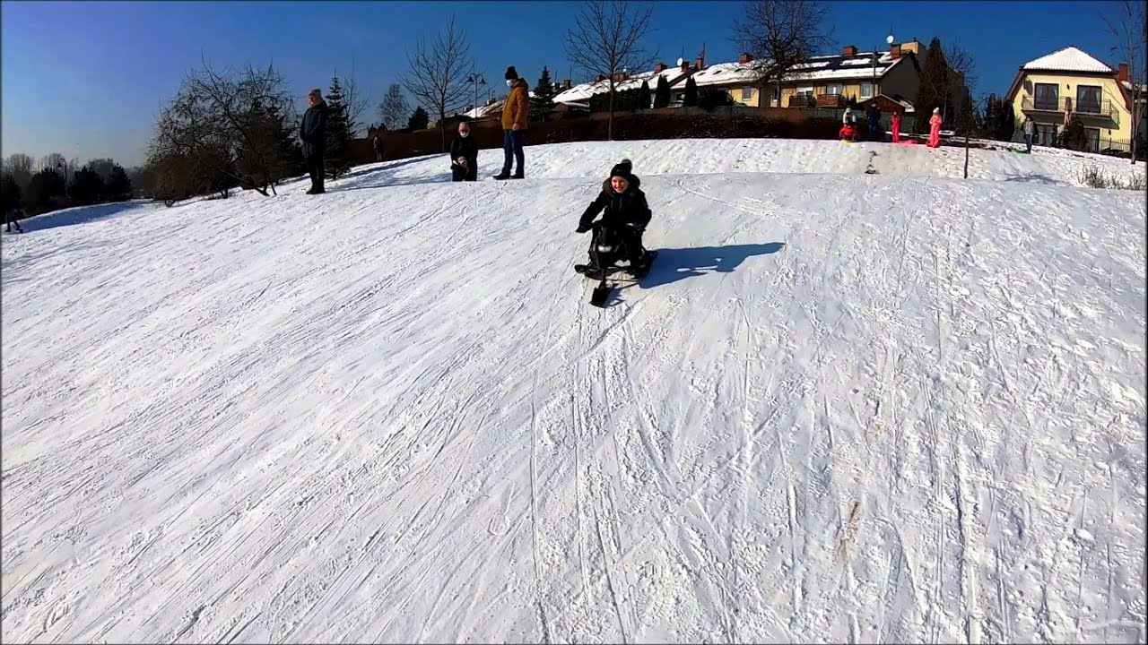 Winter games of children sledding⛷️ Zimowe zabawy dzieci na sankach.