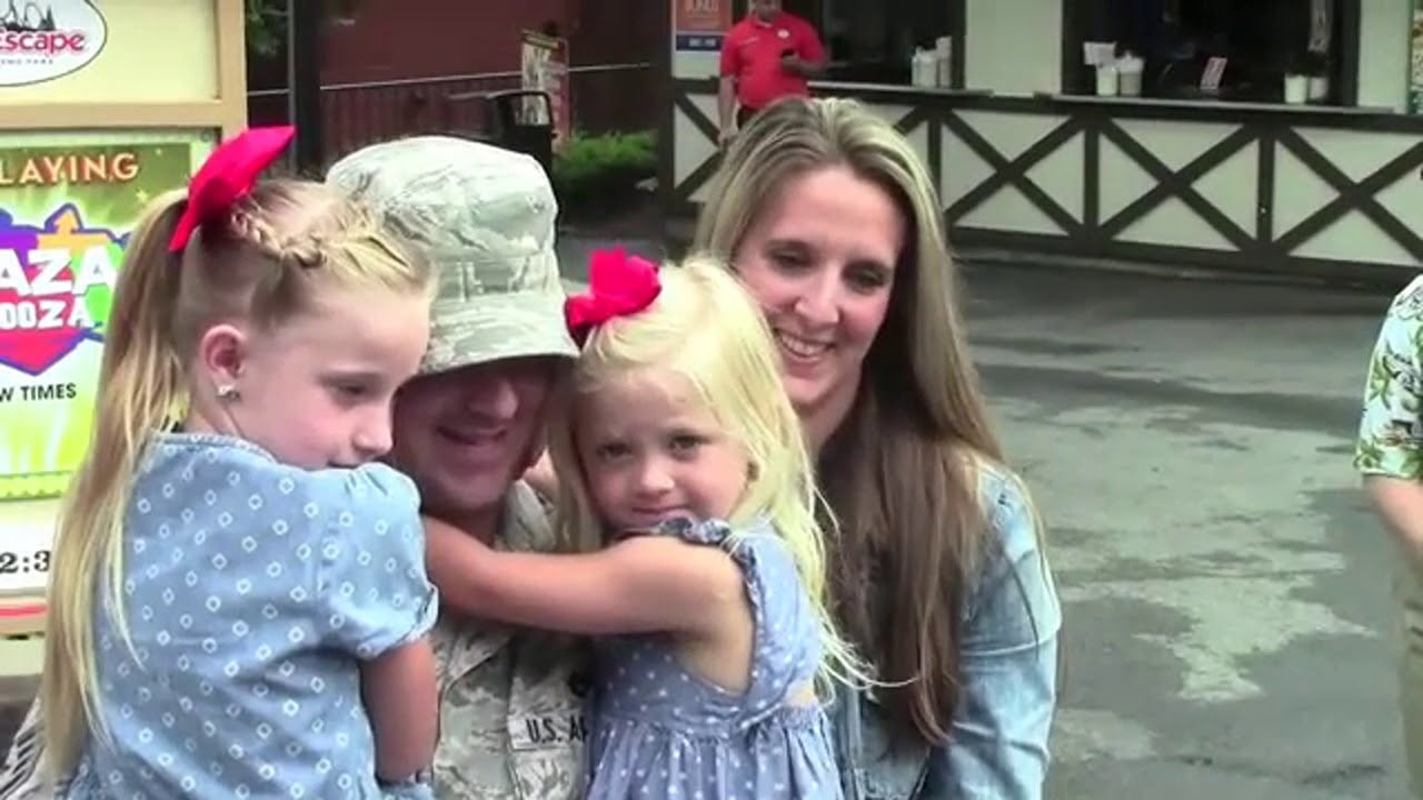 Soldiers coming home US soldier surprises sister