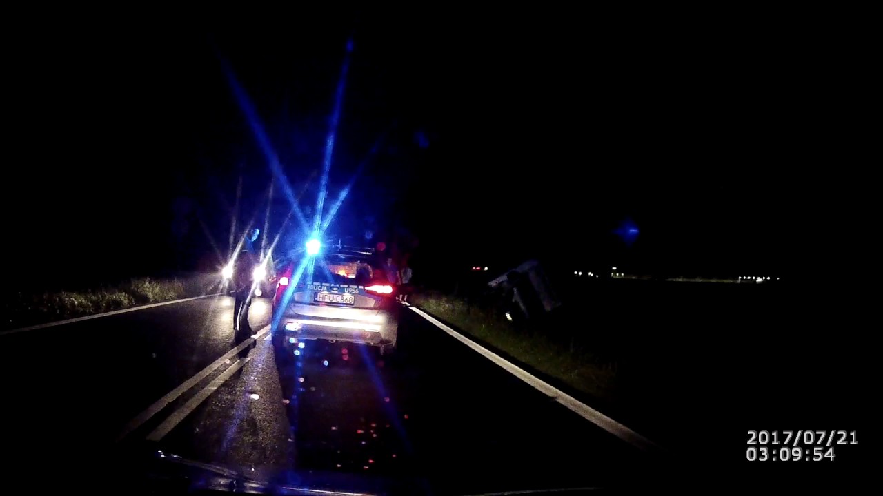 Policjantka reanimuje mężczyznę na DK32