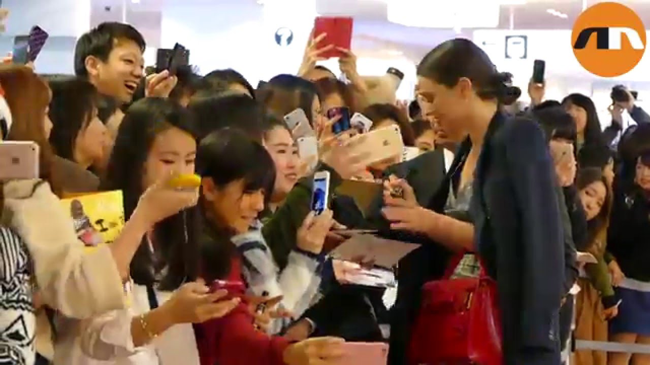 Miranda Kerr greets fans at Narita Airport in Japan