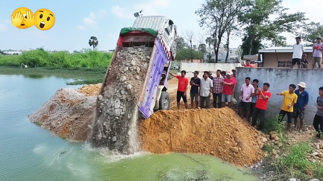 WOW!! Truck OMG!! Everything happens in seconds, very dangerous, keep safety first