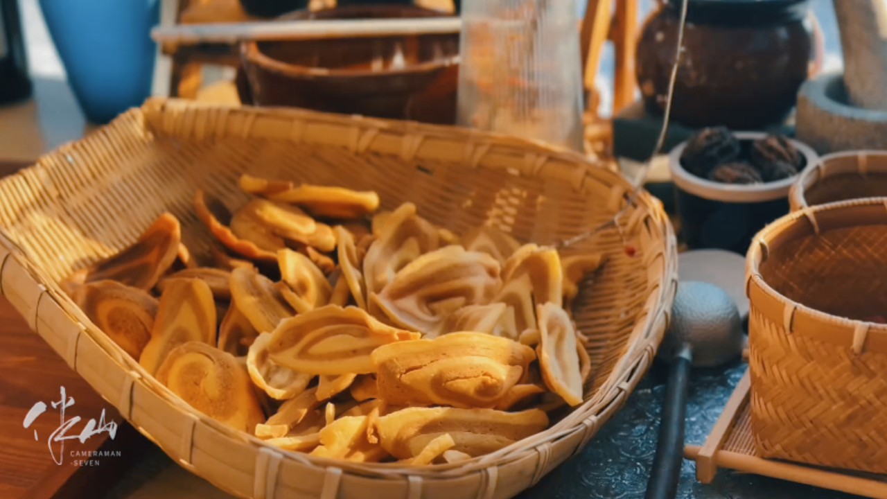 Cat Ears: A type of snack biscuit named for its resemblance to cat ears.