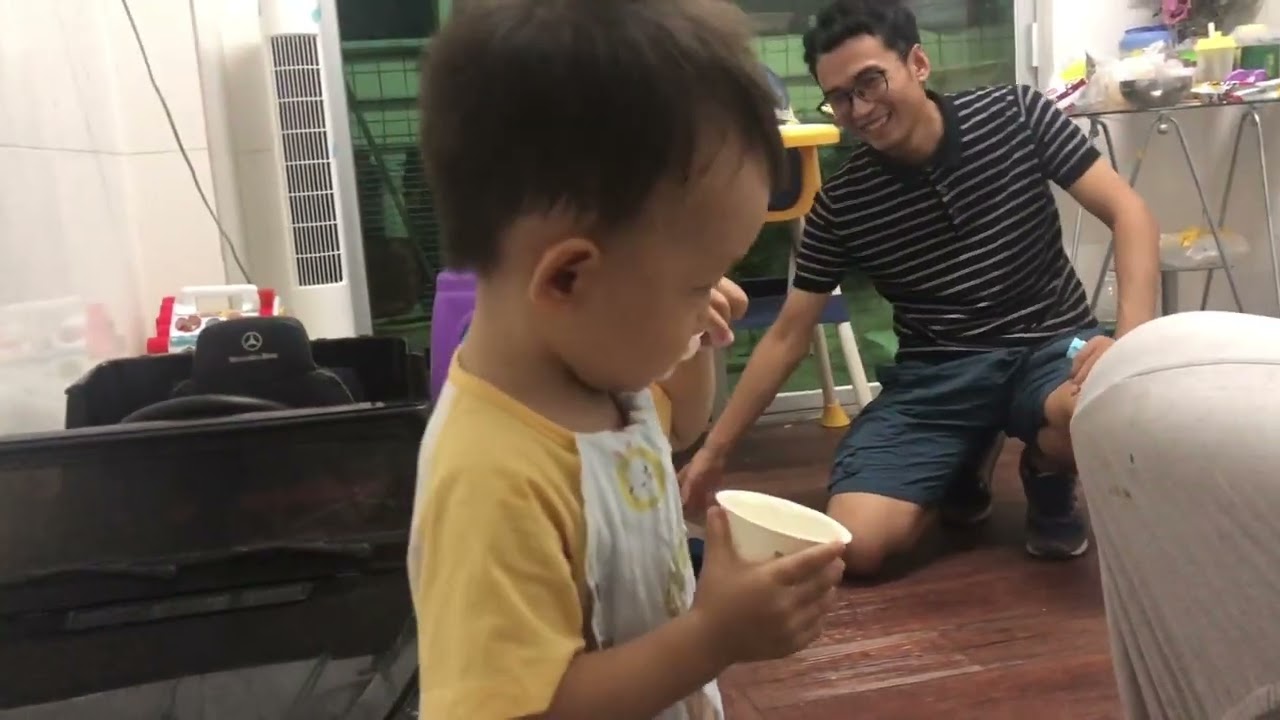 一岁半宝宝心眼真多，第一次喝酸奶，怕妈妈要站的远远的不让靠近