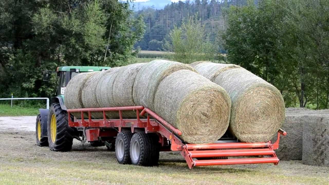 Gruber Ballenladewagen im Einsatz