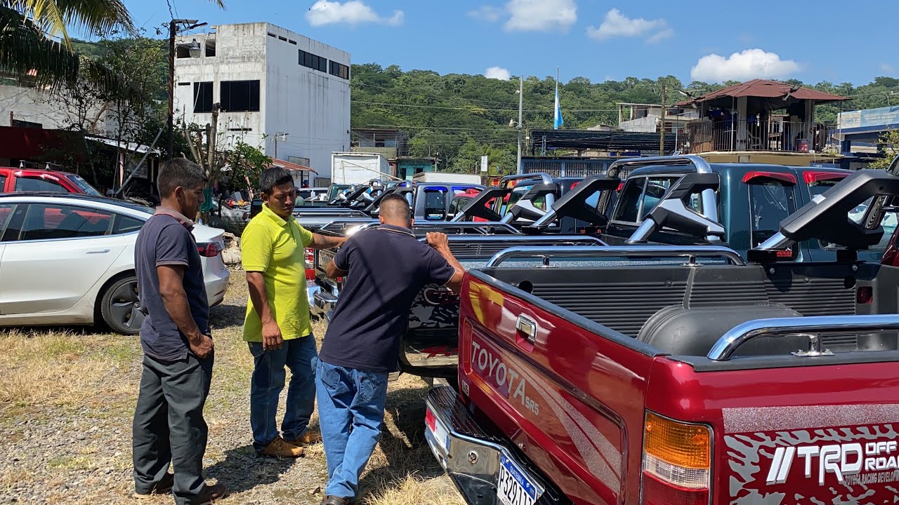 Varios Tipos De Carros en Talismán La Frontera De Guatemala