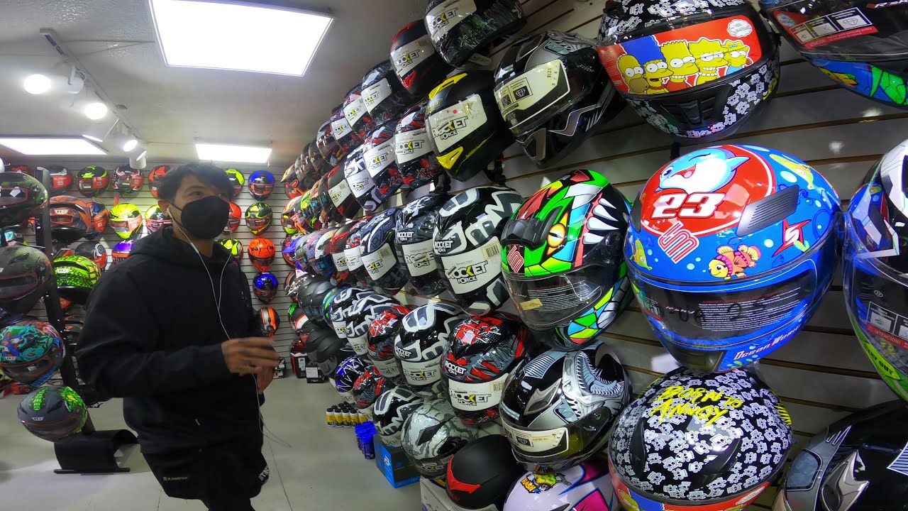 Este lugar está perrón! Tiene cientos de cascos! Motovlog Vik Moto