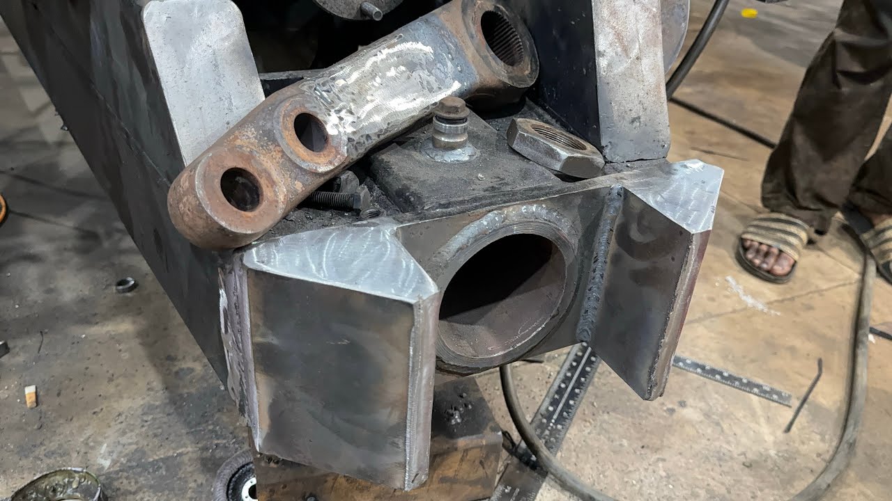 Tiếp tục lên thùng xe cầu đẩy bên cơ khí Anh Trung 