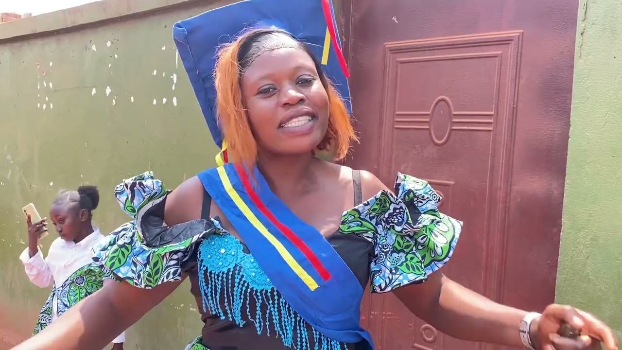 LE DÉPUTÉ LÉVIEUX MBIYAVANGA HONORE VG PROSPÈRE NTELA LORS DE LA REMISE DE BREVETS AUX ARTISANS/LKL.
